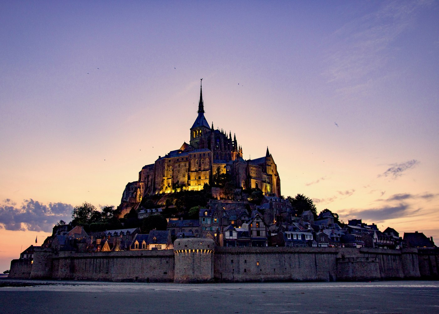 Mont-Saint-Michel al tramonto
